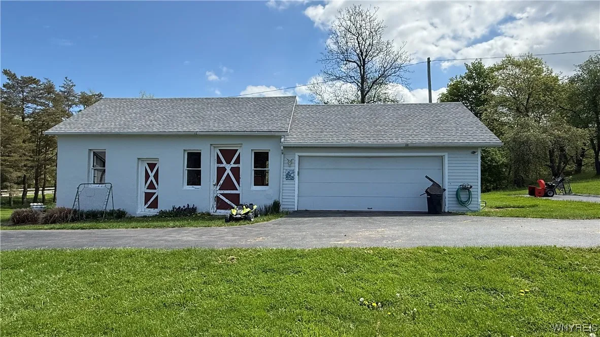 6975 Sweetland Road, Evans, New York 14047, Evans, New York 14047, 3 Bedrooms Bedrooms, 9 Rooms Rooms,3 BathroomsBathrooms,Residential,For Sale,6975 Sweetland Road, Evans, New York 14047,B1607625