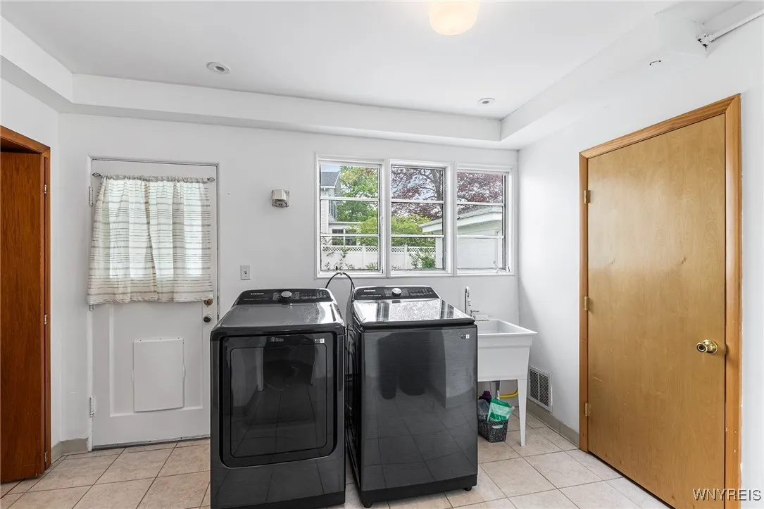 100 Oak Street, Batavia-city, New York 14020, Batavia City, New York 14020, 3 Bedrooms Bedrooms, 9 Rooms Rooms,1 BathroomBathrooms,Residential,Closed,100 Oak Street, Batavia-city, New York 14020,0,B1607235