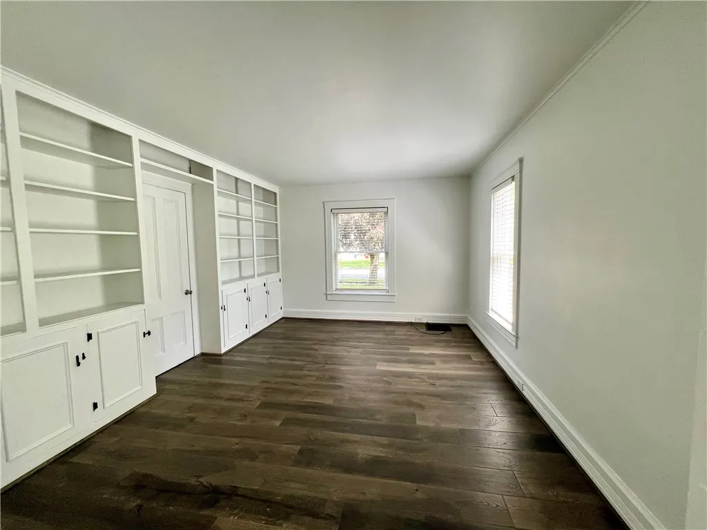 LIVINGROOM WITH BUILT INS