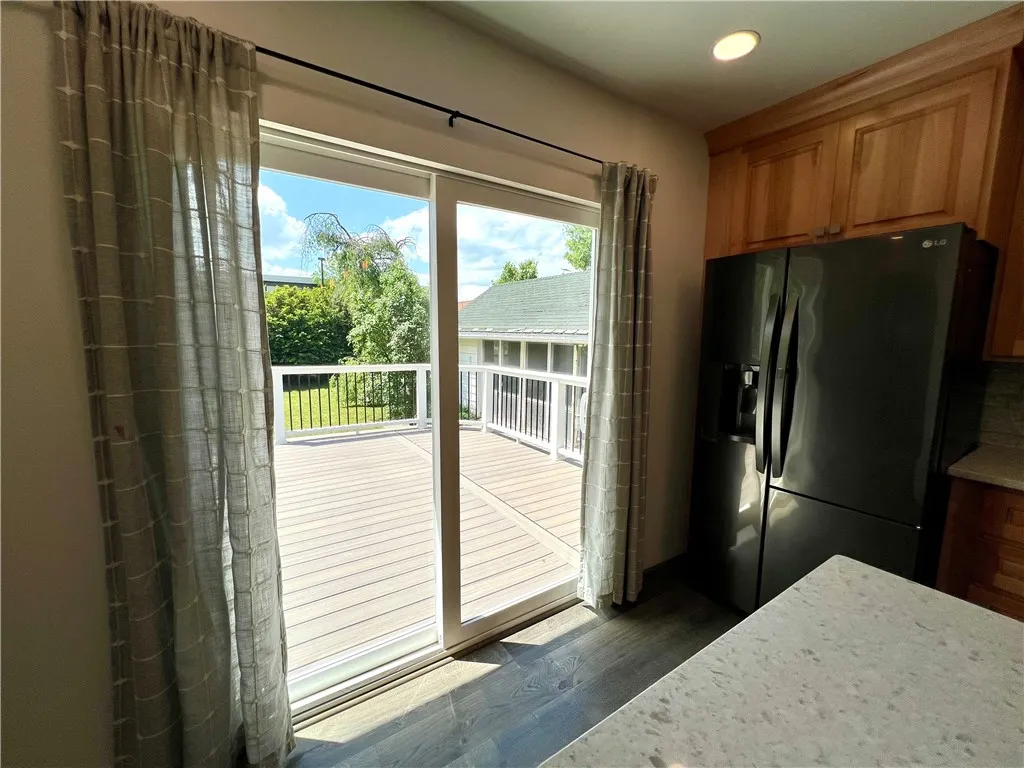 SLIDER TO BACK DECK AND YARD