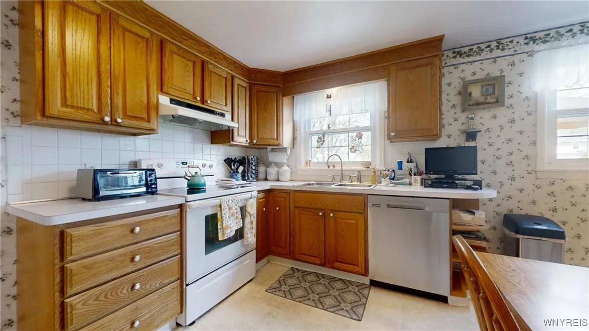 95 Foxpoint West, Amherst, New York 14221, Amherst, New York 14221, 4 Bedrooms Bedrooms, 8 Rooms Rooms,2 BathroomsBathrooms,Residential,Closed,95 Foxpoint West, Amherst, New York 14221,0,B1607768