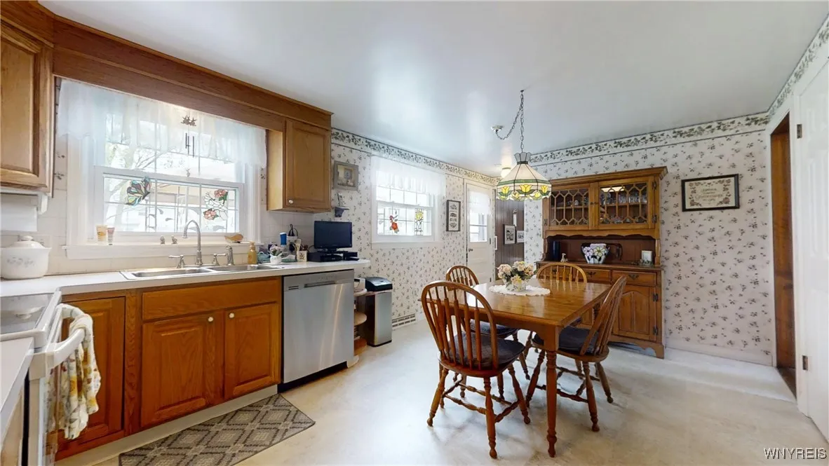 95 Foxpoint West, Amherst, New York 14221, Amherst, New York 14221, 4 Bedrooms Bedrooms, 8 Rooms Rooms,2 BathroomsBathrooms,Residential,Closed,95 Foxpoint West, Amherst, New York 14221,0,B1607768