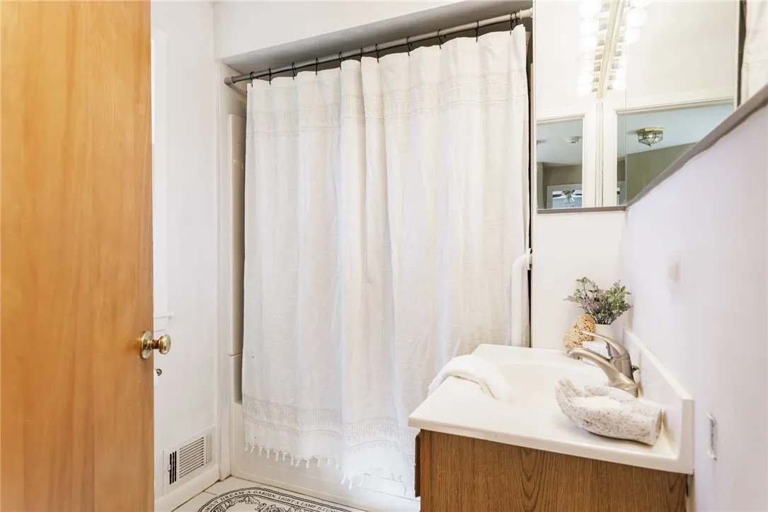 111 Barlow Drive, Greece, New York 14626, Greece, New York 14626, 3 Bedrooms Bedrooms, 7 Rooms Rooms,1 BathroomBathrooms,Residential,Closed,111 Barlow Drive, Greece, New York 14626,R1607967