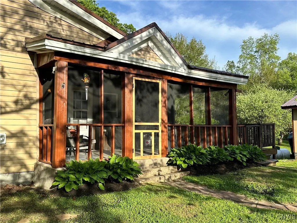 Screened in front porch.