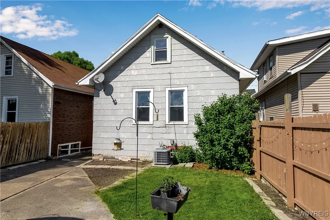 84 Newfield Street, Buffalo, New York 14207, Buffalo, New York 14207, 3 Bedrooms Bedrooms, 7 Rooms Rooms,2 BathroomsBathrooms,Residential,Closed,84 Newfield Street, Buffalo, New York 14207,0,B1608432