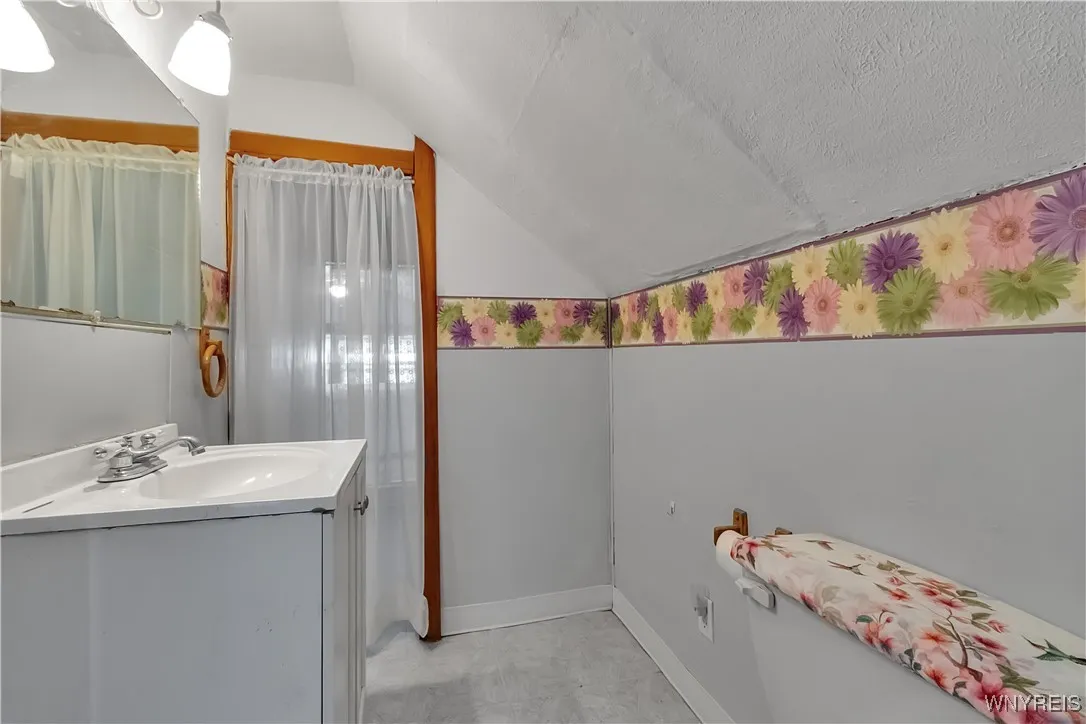 84 Newfield Street, Buffalo, New York 14207, Buffalo, New York 14207, 3 Bedrooms Bedrooms, 7 Rooms Rooms,2 BathroomsBathrooms,Residential,Closed,84 Newfield Street, Buffalo, New York 14207,0,B1608432