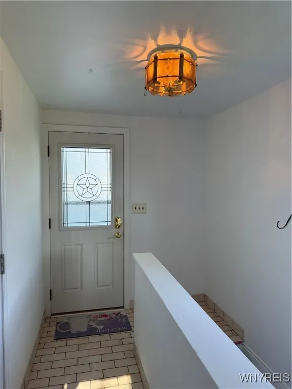 SIDE ENTRY FOYER