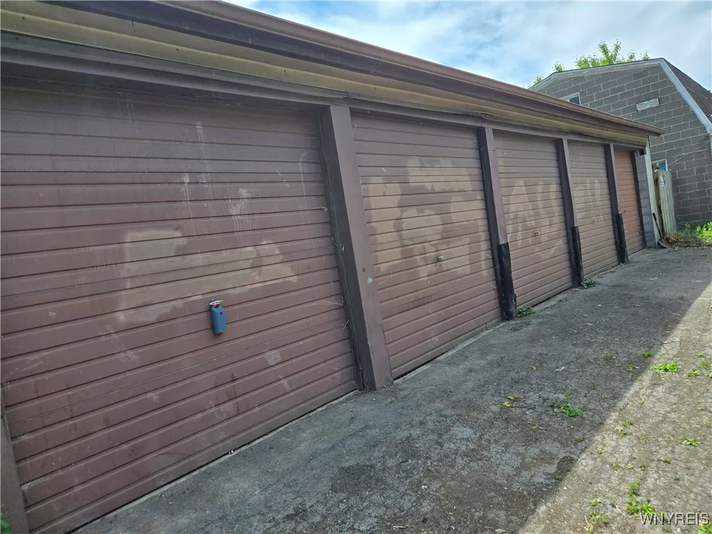 5 garages for lots of storage or to rent .some out!