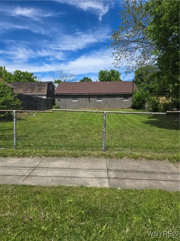 Another picture from Ashland Avenue.  Very nice yard!!