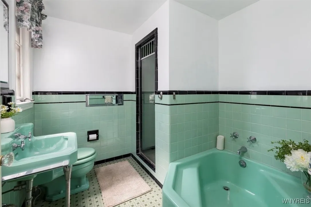 205 Deerhurst Park Boulevard, Tonawanda-town, New, Tonawanda, New York 14217, 3 Bedrooms Bedrooms, 7 Rooms Rooms,2 BathroomsBathrooms,Residential,Closed,205 Deerhurst Park Boulevard, Tonawanda-town, New ,B1608780