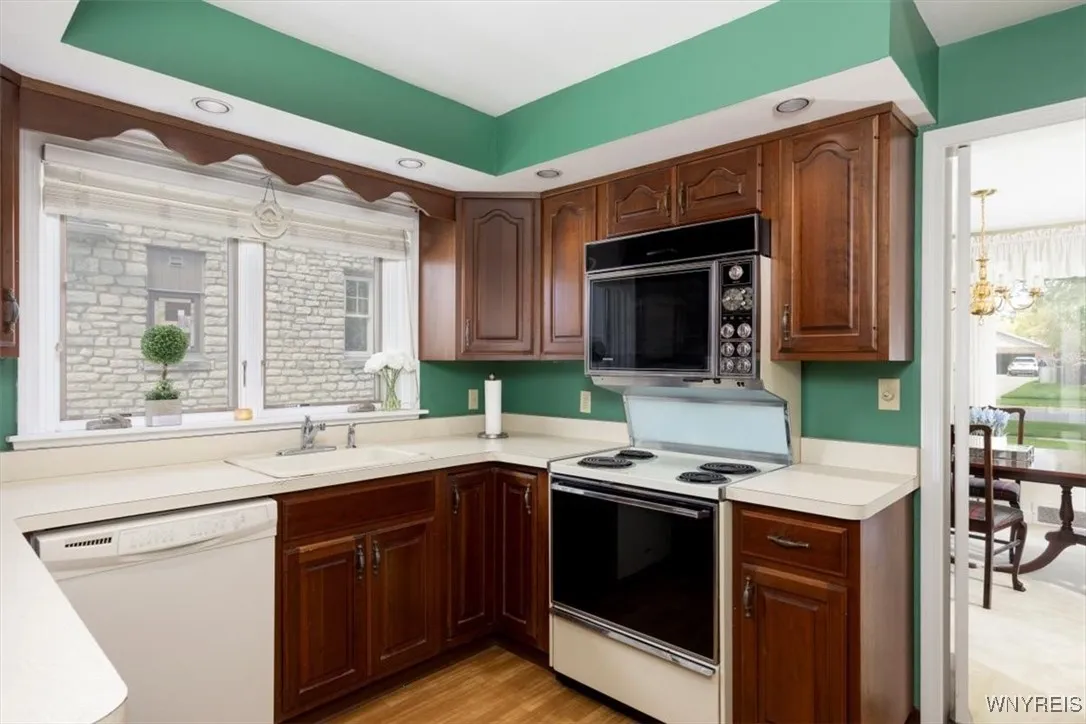 205 Deerhurst Park Boulevard, Tonawanda-town, New, Tonawanda, New York 14217, 3 Bedrooms Bedrooms, 7 Rooms Rooms,2 BathroomsBathrooms,Residential,Closed,205 Deerhurst Park Boulevard, Tonawanda-town, New ,B1608780