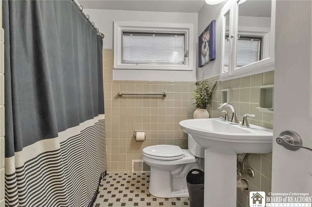 62 Thistle Avenue, Tonawanda-town, New York 14150, Tonawanda, New York 14150, 4 Bedrooms Bedrooms, 9 Rooms Rooms,1 BathroomBathrooms,Residential,Closed,62 Thistle Avenue, Tonawanda-town, New York 14150,0,R1608655