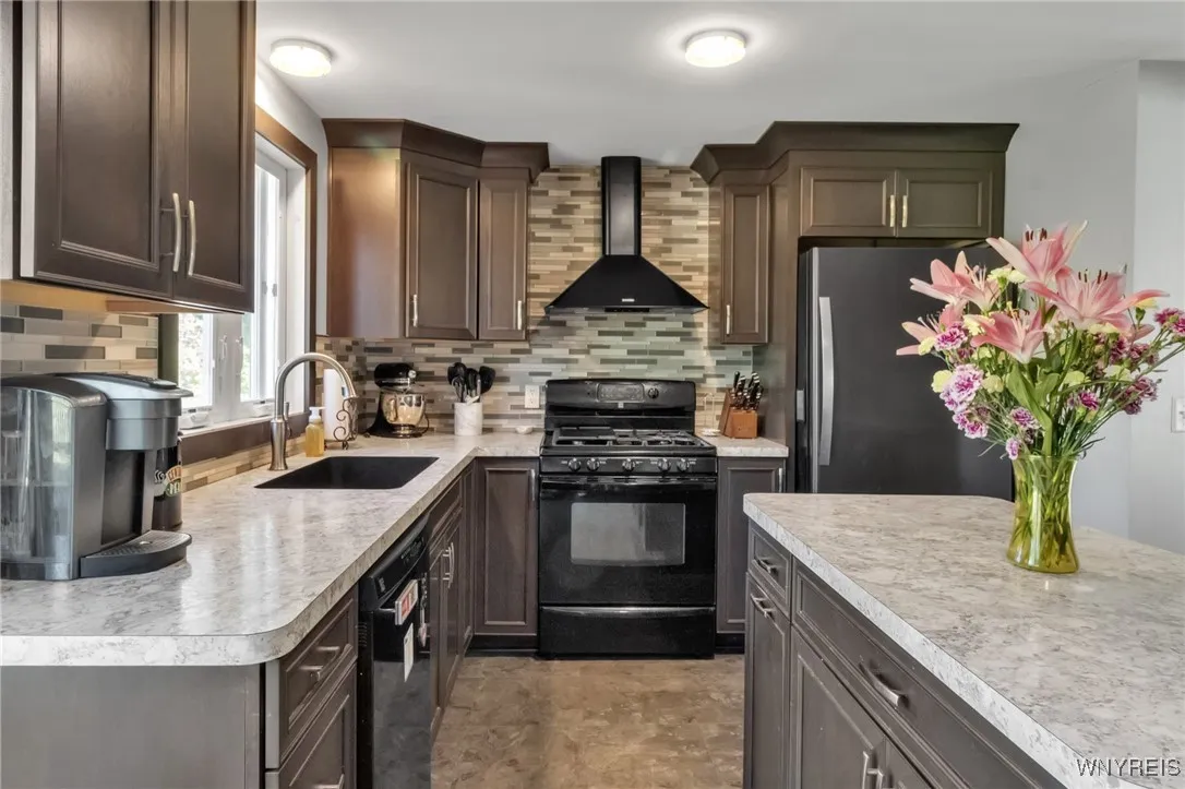 2019 Remodeled Kitchen w/appliances.