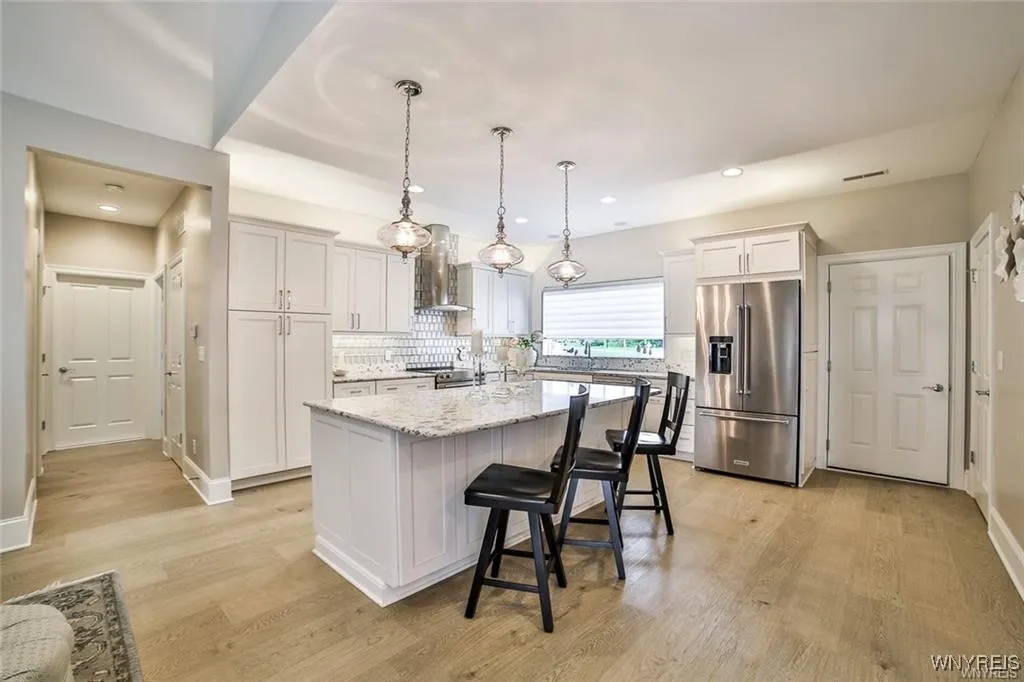 Kitchen, Extended Quartz Countertop