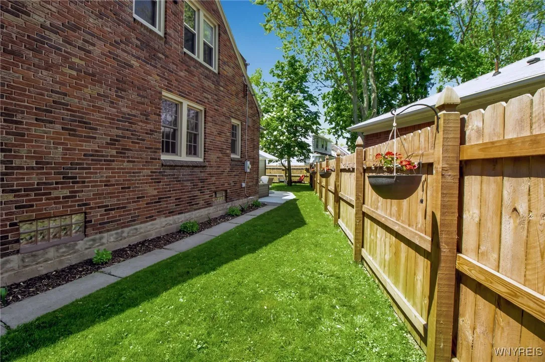 88 Garland Drive, Amherst, New York 14226, Amherst, New York 14226, 4 Bedrooms Bedrooms, 11 Rooms Rooms,1 BathroomBathrooms,Residential,Closed,88 Garland Drive, Amherst, New York 14226,0,B1608713
