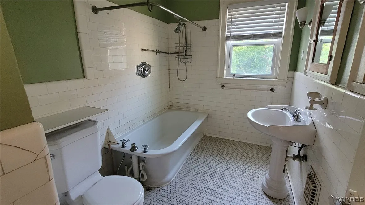 558 Breckenridge - Bathroom