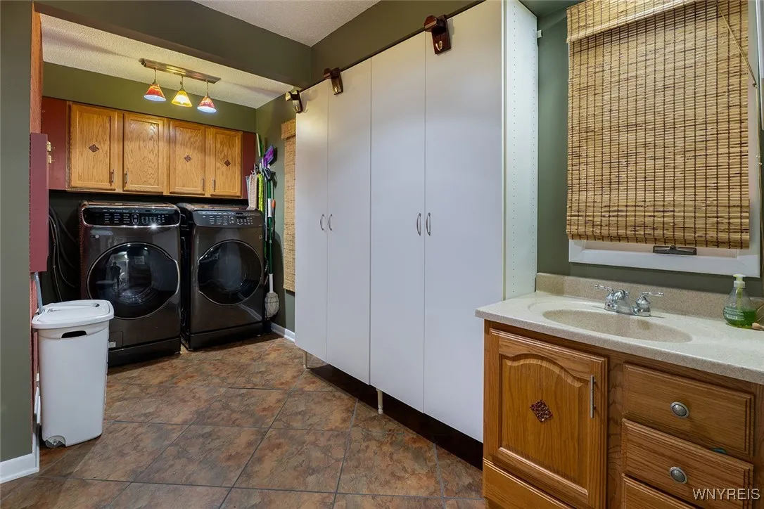 61 Dauphin Drive, Amherst, New York 14221, Amherst, New York 14221, 4 Bedrooms Bedrooms, 10 Rooms Rooms,2 BathroomsBathrooms,Residential,Closed,61 Dauphin Drive, Amherst, New York 14221,0,B1609189