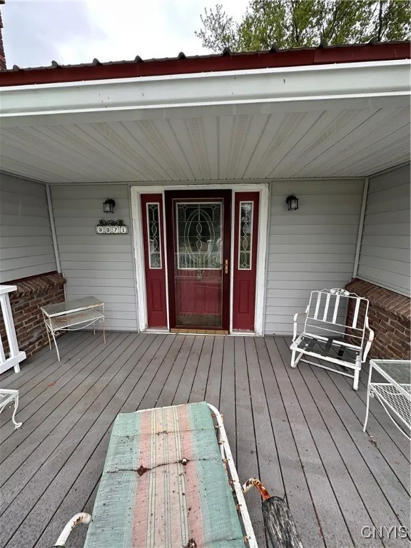 covered entry to front door
