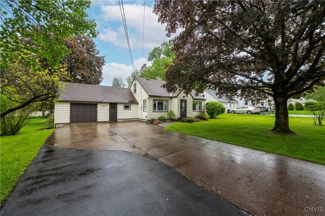 Large driveway with extra parking