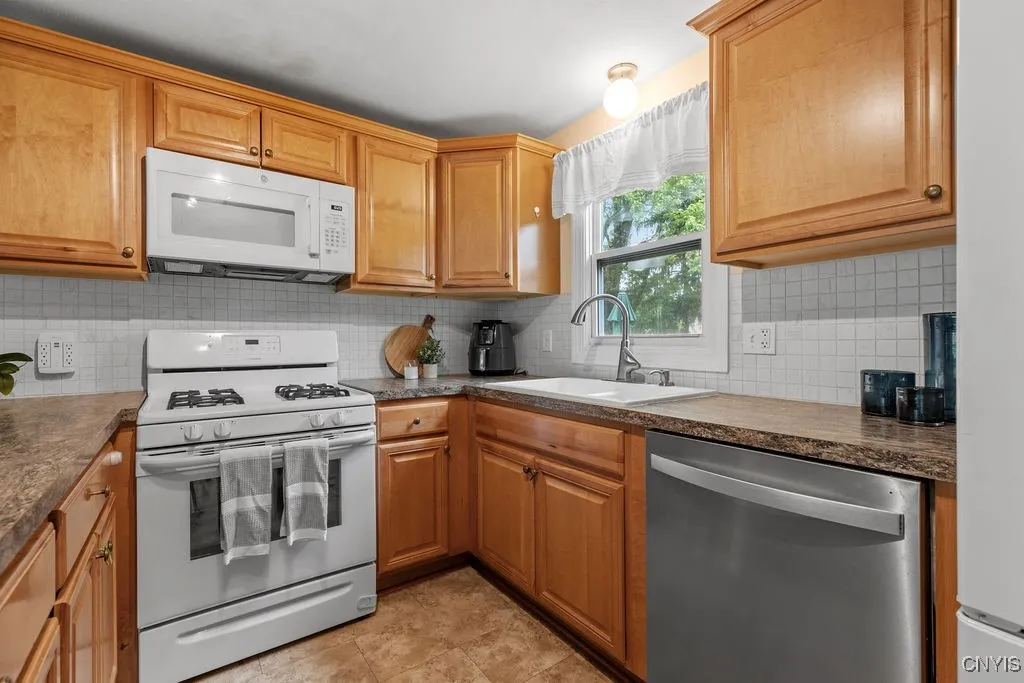 117 Terrace Drive, Camillus, New York 13219, Camillus, New York 13219, 4 Bedrooms Bedrooms, 10 Rooms Rooms,2 BathroomsBathrooms,Residential,Closed,117 Terrace Drive, Camillus, New York 13219,S1609581