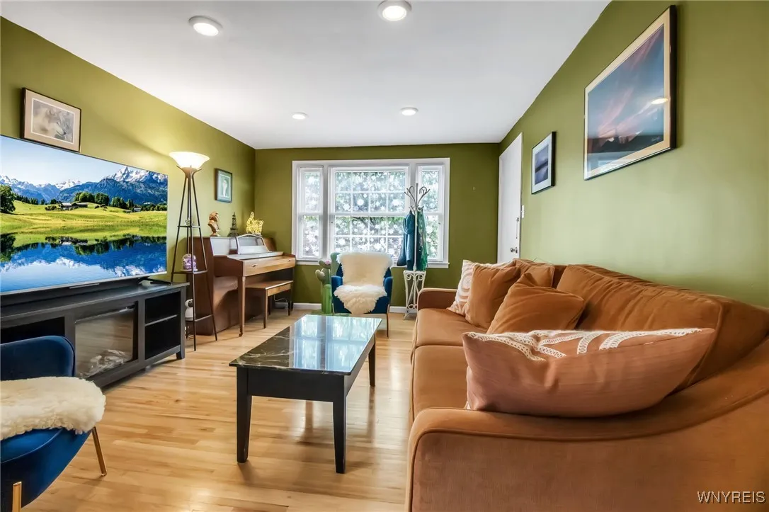 202 Tremaine Avenue, Tonawanda-town, New York 1421, Tonawanda, New York 14217, 4 Bedrooms Bedrooms, ,2 BathroomsBathrooms,Residential,Closed,202 Tremaine Avenue, Tonawanda-town, New York 1421,B1609612