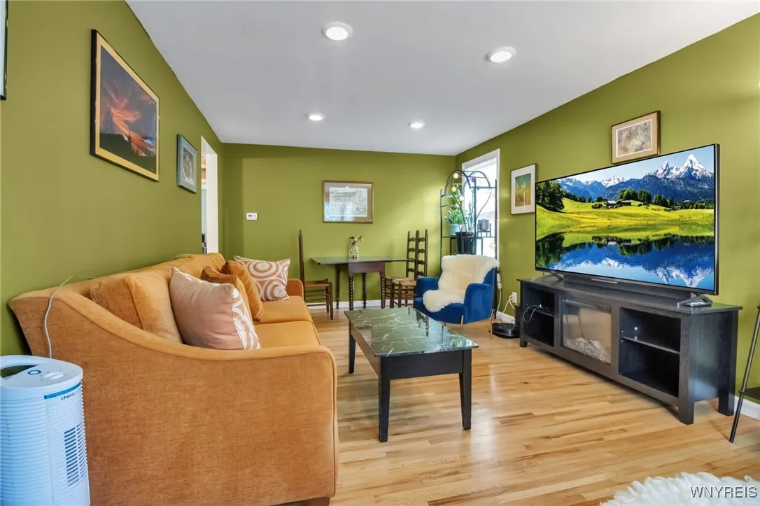 202 Tremaine Avenue, Tonawanda-town, New York 1421, Tonawanda, New York 14217, 4 Bedrooms Bedrooms, ,2 BathroomsBathrooms,Residential,Closed,202 Tremaine Avenue, Tonawanda-town, New York 1421,B1609612