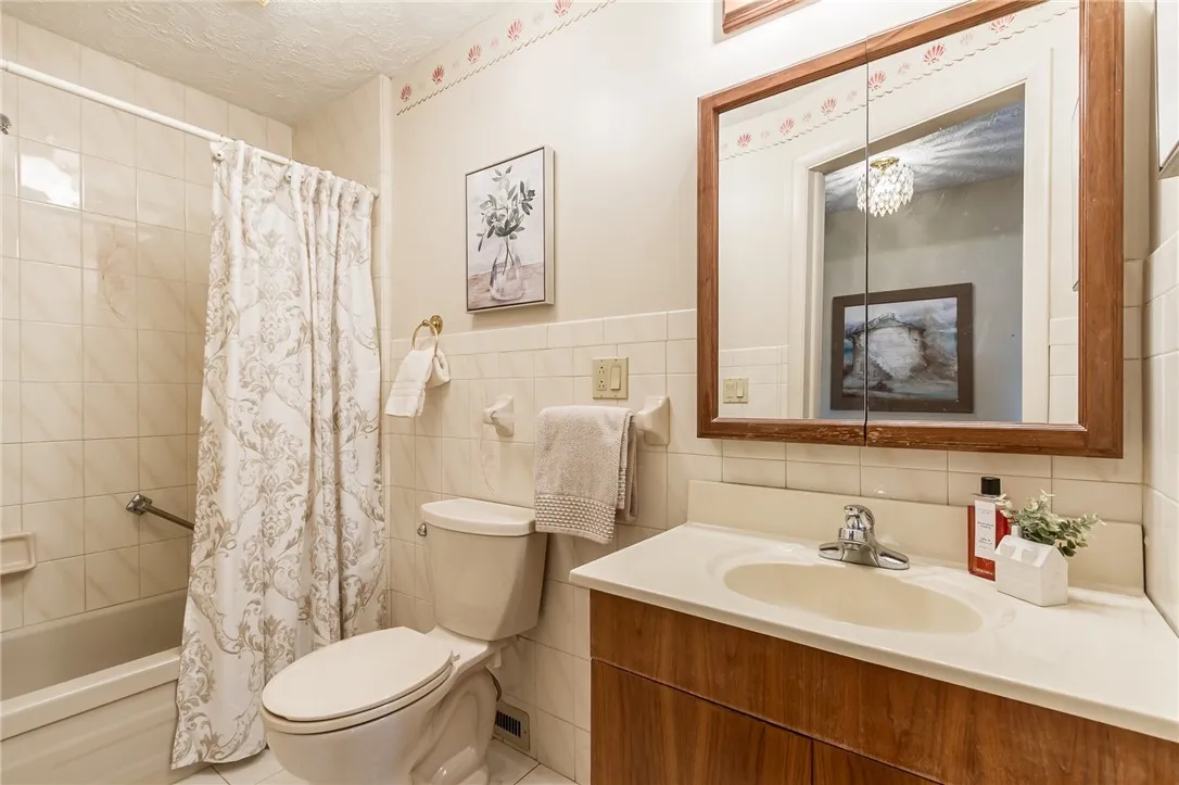 63 Shadywood Drive, Gates, New York 14606, Gates, New York 14606, 4 Bedrooms Bedrooms, 8 Rooms Rooms,2 BathroomsBathrooms,Residential,Closed,63 Shadywood Drive, Gates, New York 14606,R1608496