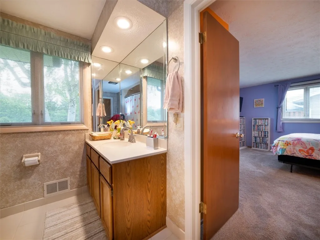 39 Sahara Dr, Gates, New York 14624, Gates, New York 14624, 4 Bedrooms Bedrooms, 7 Rooms Rooms,2 BathroomsBathrooms,Residential,Closed,39 Sahara Dr, Gates, New York 14624,R1609773