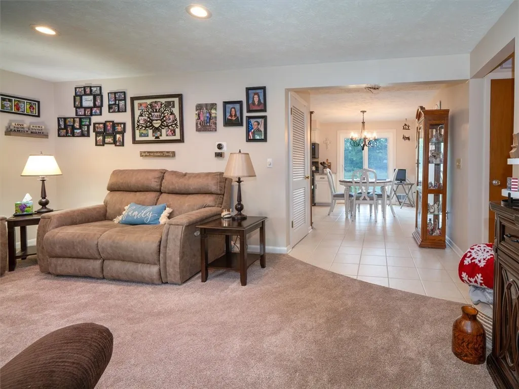 39 Sahara Dr, Gates, New York 14624, Gates, New York 14624, 4 Bedrooms Bedrooms, 7 Rooms Rooms,2 BathroomsBathrooms,Residential,Closed,39 Sahara Dr, Gates, New York 14624,R1609773