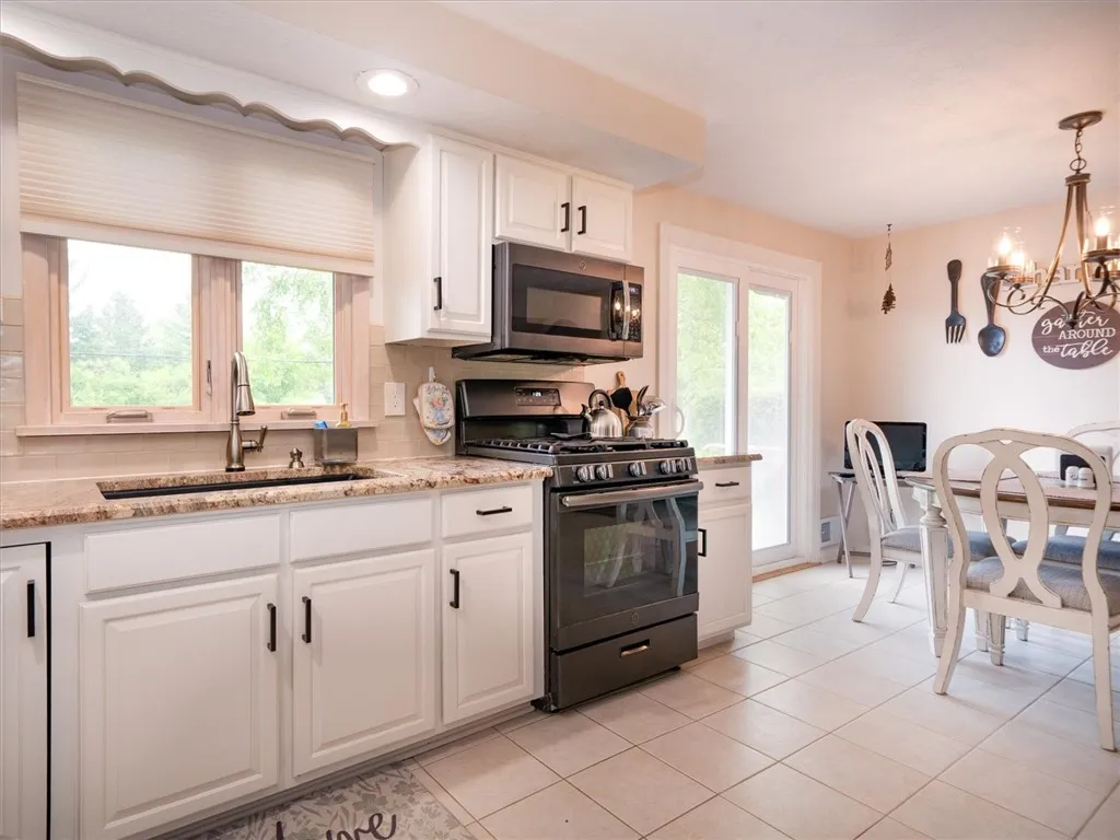 39 Sahara Dr, Gates, New York 14624, Gates, New York 14624, 4 Bedrooms Bedrooms, 7 Rooms Rooms,2 BathroomsBathrooms,Residential,Closed,39 Sahara Dr, Gates, New York 14624,R1609773
