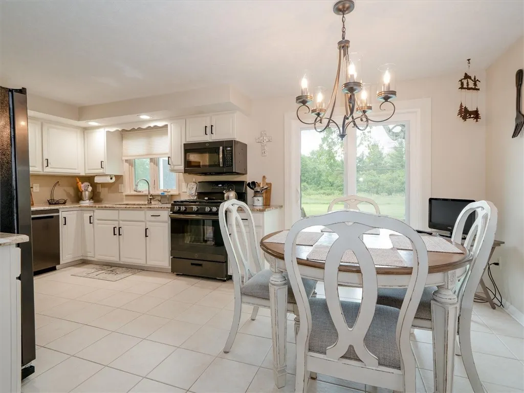 39 Sahara Dr, Gates, New York 14624, Gates, New York 14624, 4 Bedrooms Bedrooms, 7 Rooms Rooms,2 BathroomsBathrooms,Residential,Closed,39 Sahara Dr, Gates, New York 14624,R1609773