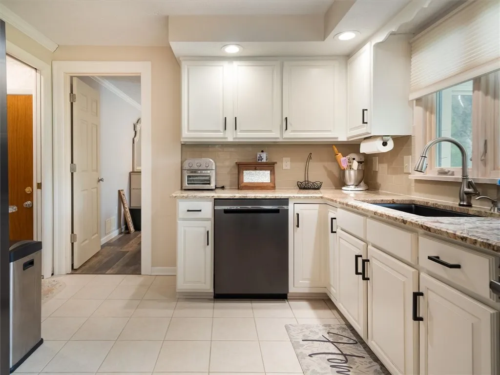 39 Sahara Dr, Gates, New York 14624, Gates, New York 14624, 4 Bedrooms Bedrooms, 7 Rooms Rooms,2 BathroomsBathrooms,Residential,Closed,39 Sahara Dr, Gates, New York 14624,R1609773