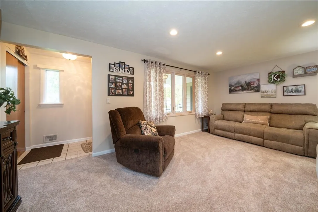 39 Sahara Dr, Gates, New York 14624, Gates, New York 14624, 4 Bedrooms Bedrooms, 7 Rooms Rooms,2 BathroomsBathrooms,Residential,Closed,39 Sahara Dr, Gates, New York 14624,R1609773