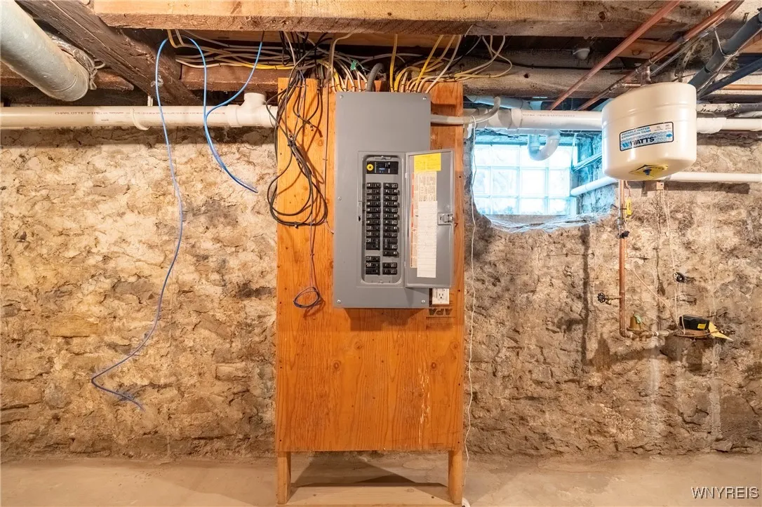 8785 Main Street, Clarence, New York 14221, Clarence, New York 14221, 3 Bedrooms Bedrooms, 7 Rooms Rooms,2 BathroomsBathrooms,Residential,Closed,8785 Main Street, Clarence, New York 14221,0,B1609845