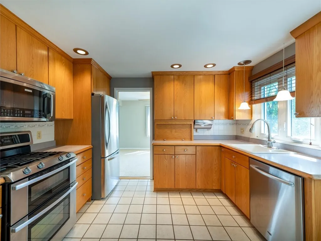 28 Kernwood Drive, Gates, New York 14624, Gates, New York 14624, 4 Bedrooms Bedrooms, 8 Rooms Rooms,1 BathroomBathrooms,Residential,Closed,28 Kernwood Drive, Gates, New York 14624,0,R1609332