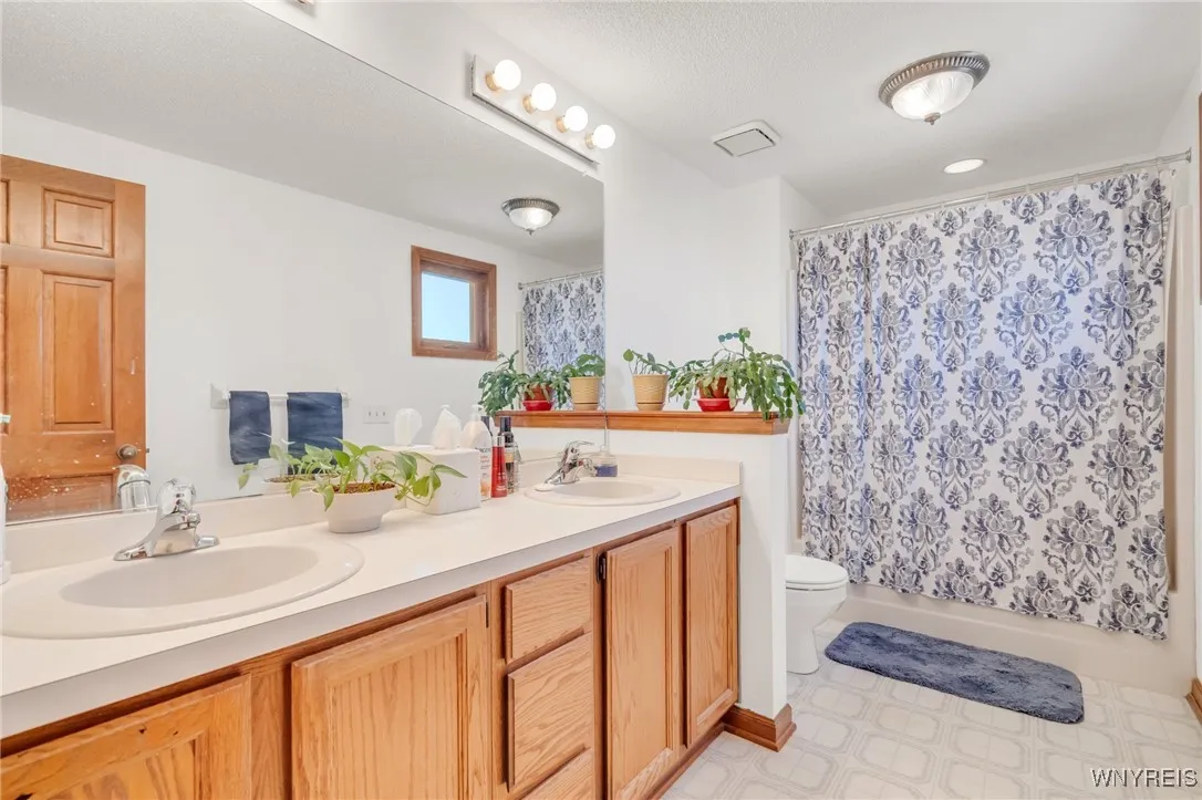 24 Bluejay Circle, Lancaster, New York 14086, Lancaster, New York 14086, 4 Bedrooms Bedrooms, 10 Rooms Rooms,2 BathroomsBathrooms,Residential,Closed,24 Bluejay Circle, Lancaster, New York 14086,0,B1609840