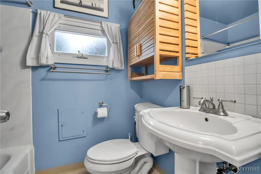 299 Huxley Drive, Amherst, New York 14226, Amherst, New York 14226, 4 Bedrooms Bedrooms, 7 Rooms Rooms,1 BathroomBathrooms,Residential,Closed,299 Huxley Drive, Amherst, New York 14226,B1609969