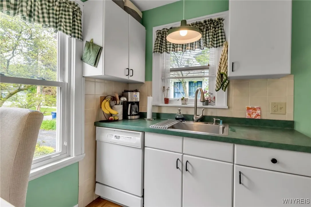 58 Linwood Avenue, Amherst, New York 14221, Amherst, New York 14221, 4 Bedrooms Bedrooms, 7 Rooms Rooms,2 BathroomsBathrooms,Residential,Closed,58 Linwood Avenue, Amherst, New York 14221,B1608909