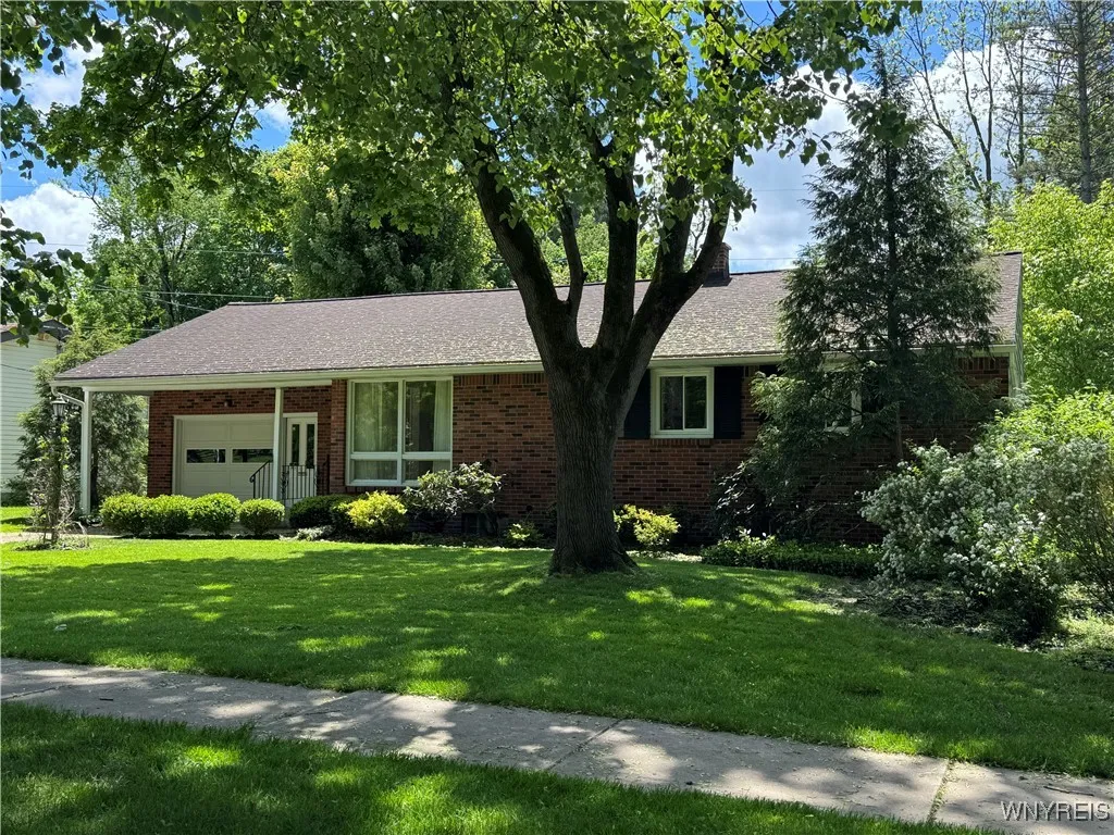 725 Warren Drive, Aurora, New York 14052, Aurora, New York 14052, 3 Bedrooms Bedrooms, 6 Rooms Rooms,2 BathroomsBathrooms,Residential,Closed,725 Warren Drive, Aurora, New York 14052,B1609815