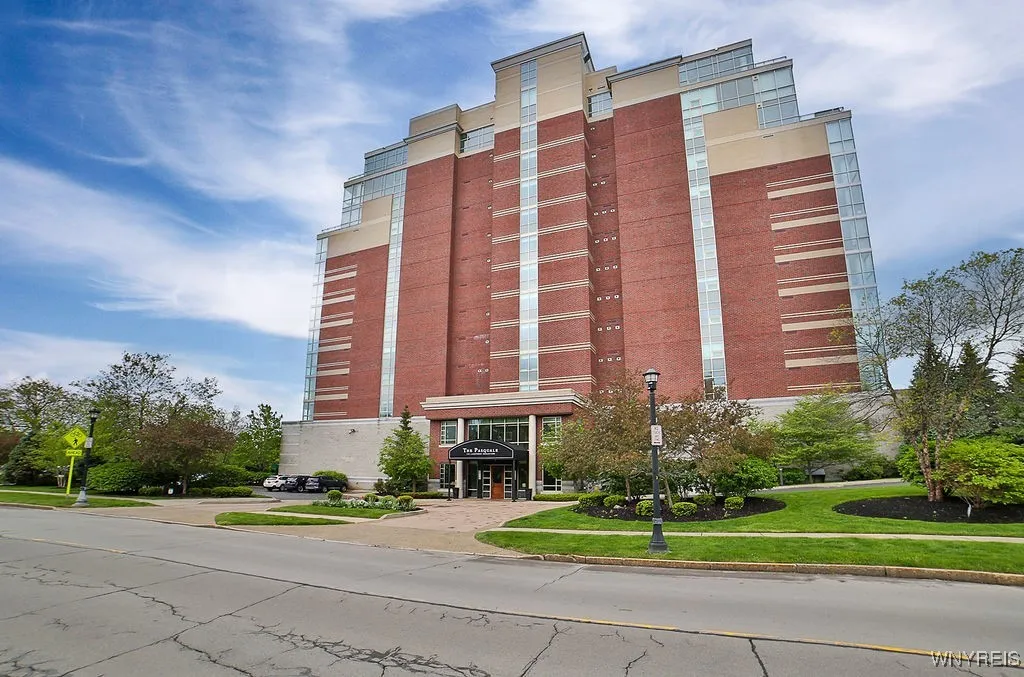 132 Lakefront Boulevard 204, Buffalo, New York 142, Buffalo, New York 14202, 1 Bedroom Bedrooms, 4 Rooms Rooms,1 BathroomBathrooms,Residential,For Sale,132 Lakefront Boulevard 204, Buffalo, New York 142,B1609249