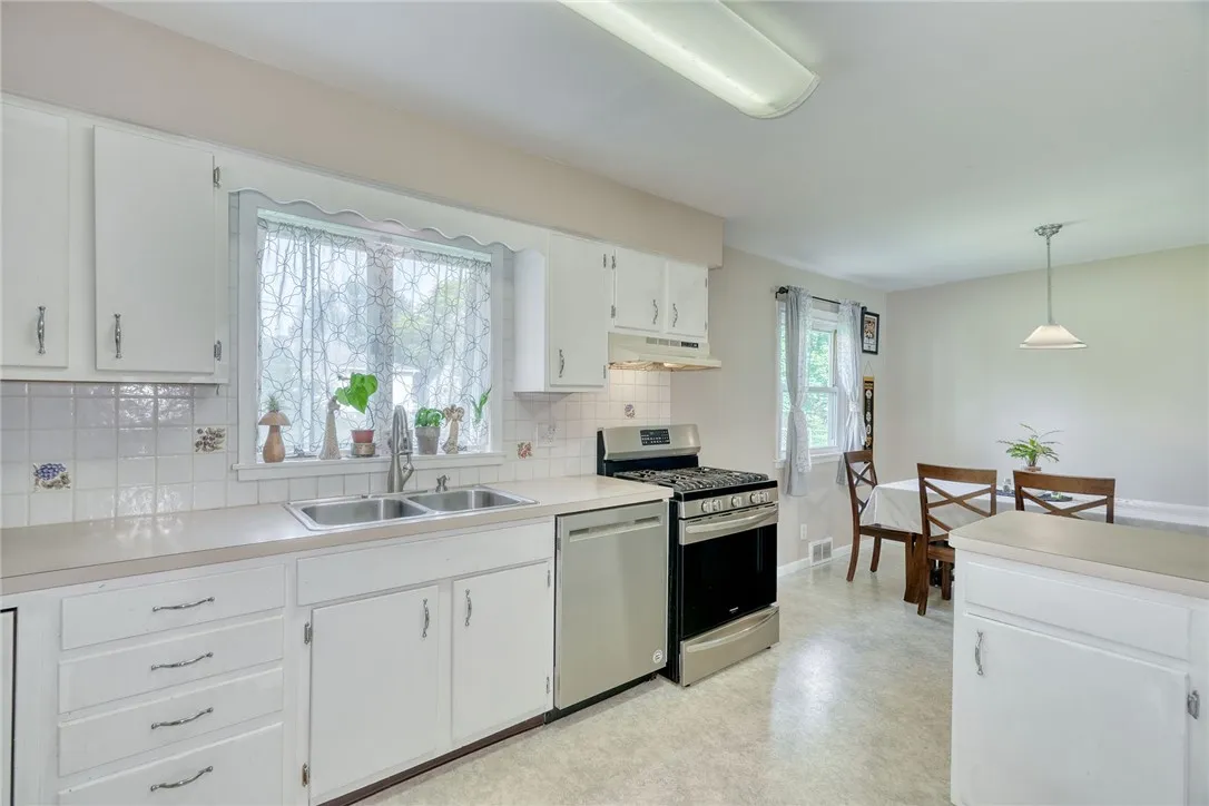 39 Ingram Dr, Gates, New York 14624, Gates, New York 14624, 3 Bedrooms Bedrooms, 5 Rooms Rooms,1 BathroomBathrooms,Residential,Closed,39 Ingram Dr, Gates, New York 14624,R1609739
