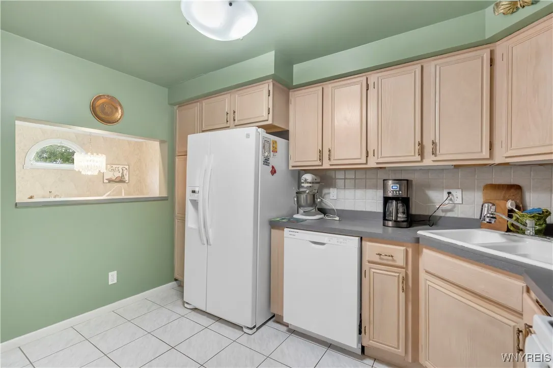 950 West Hopkins Road B, Amherst, New York 14221, Amherst, New York 14221, 2 Bedrooms Bedrooms, 5 Rooms Rooms,2 BathroomsBathrooms,Residential,Closed,950 West Hopkins Road B, Amherst, New York 14221,0,B1609374