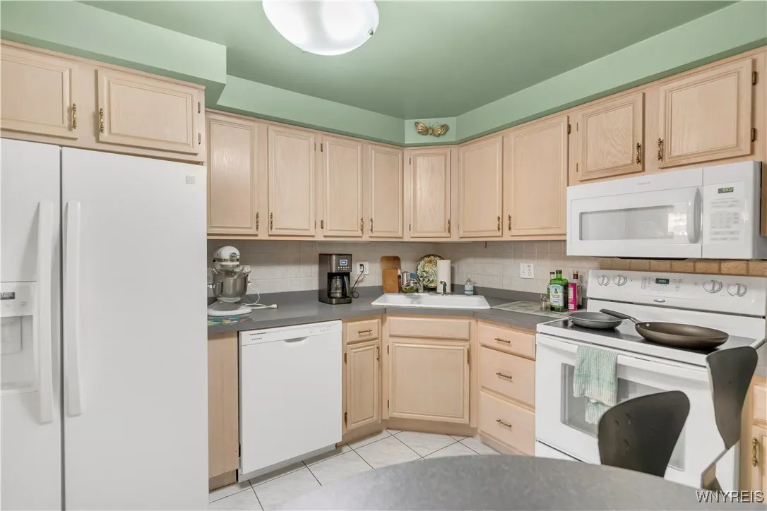 950 West Hopkins Road B, Amherst, New York 14221, Amherst, New York 14221, 2 Bedrooms Bedrooms, 5 Rooms Rooms,2 BathroomsBathrooms,Residential,Closed,950 West Hopkins Road B, Amherst, New York 14221,0,B1609374