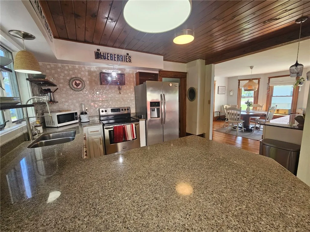 6207 Knickerbocker Road, Ontario, New York 14519, Ontario, New York 14519, 4 Bedrooms Bedrooms, 8 Rooms Rooms,1 BathroomBathrooms,Residential,Closed,6207 Knickerbocker Road, Ontario, New York 14519,R1609788