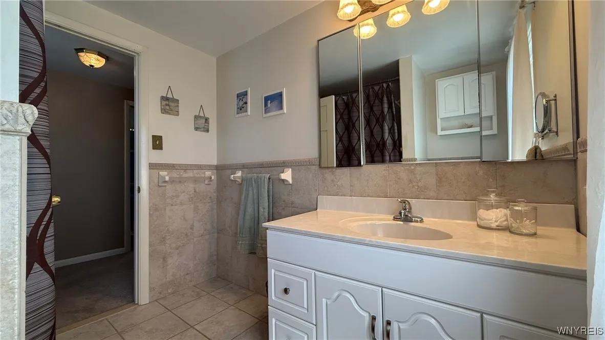 1031 Baseline Road, Grand Island, New York 14072, Grand Island, New York 14072, 3 Bedrooms Bedrooms, 10 Rooms Rooms,1 BathroomBathrooms,Residential,Closed,1031 Baseline Road, Grand Island, New York 14072,B1609132