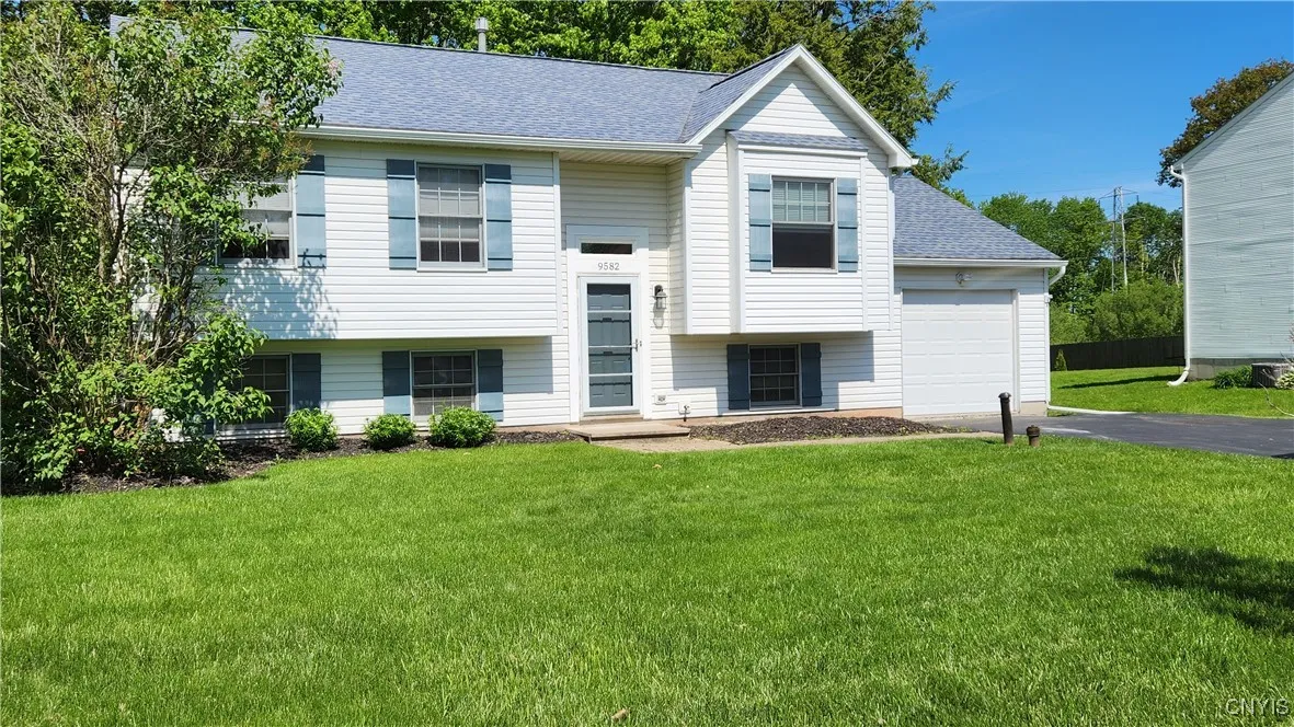 9582 Clarecastle Path, Cicero, New York 13029, Cicero, New York 13029, 4 Bedrooms Bedrooms, 9 Rooms Rooms,2 BathroomsBathrooms,Residential,Closed,9582 Clarecastle Path, Cicero, New York 13029,S1610288