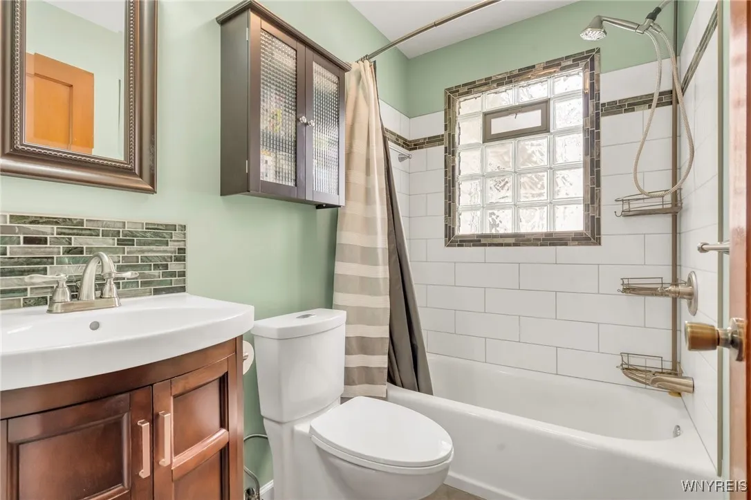 4226 Shimerville Rd, Clarence, New York 14031, Clarence, New York 14031, 3 Bedrooms Bedrooms, 8 Rooms Rooms,1 BathroomBathrooms,Residential,Closed,4226 Shimerville Rd, Clarence, New York 14031,B1610261