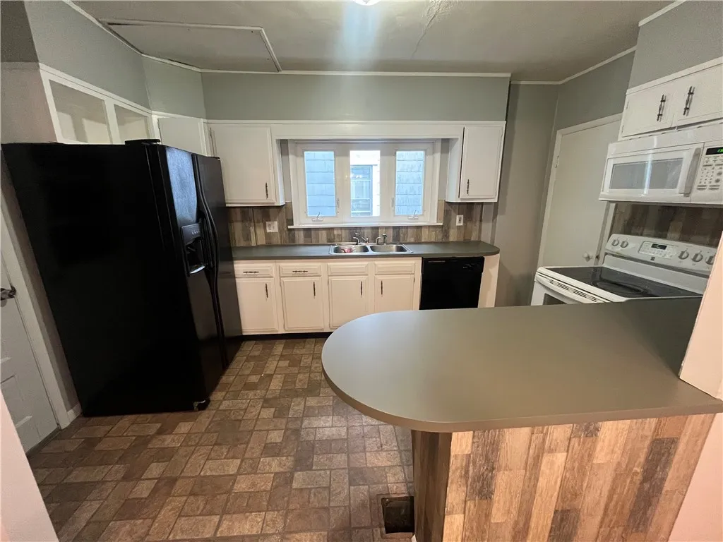 142 West William Street, Corning-city, New York 14, Corning City, New York 14830, 3 Bedrooms Bedrooms, 9 Rooms Rooms,1 BathroomBathrooms,Residential,Closed,142 West William Street, Corning-city, New York 14,0,R1610344