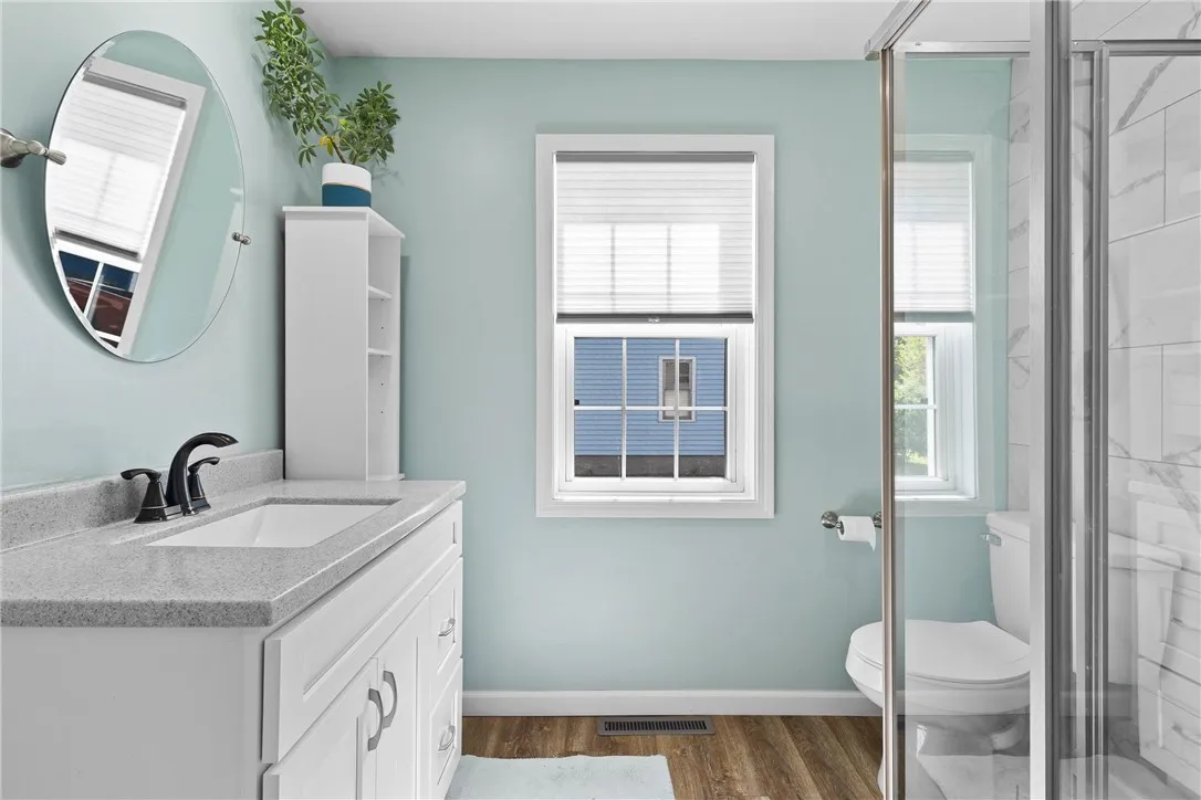 1st Floor Full bathroom