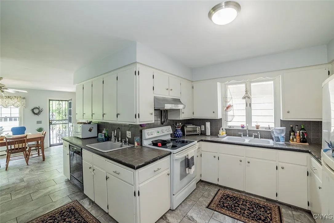 330 Wellesley Road, Syracuse, New York 13207, Syracuse, New York 13207, 4 Bedrooms Bedrooms, 10 Rooms Rooms,3 BathroomsBathrooms,Residential,Closed,330 Wellesley Road, Syracuse, New York 13207,S1609564